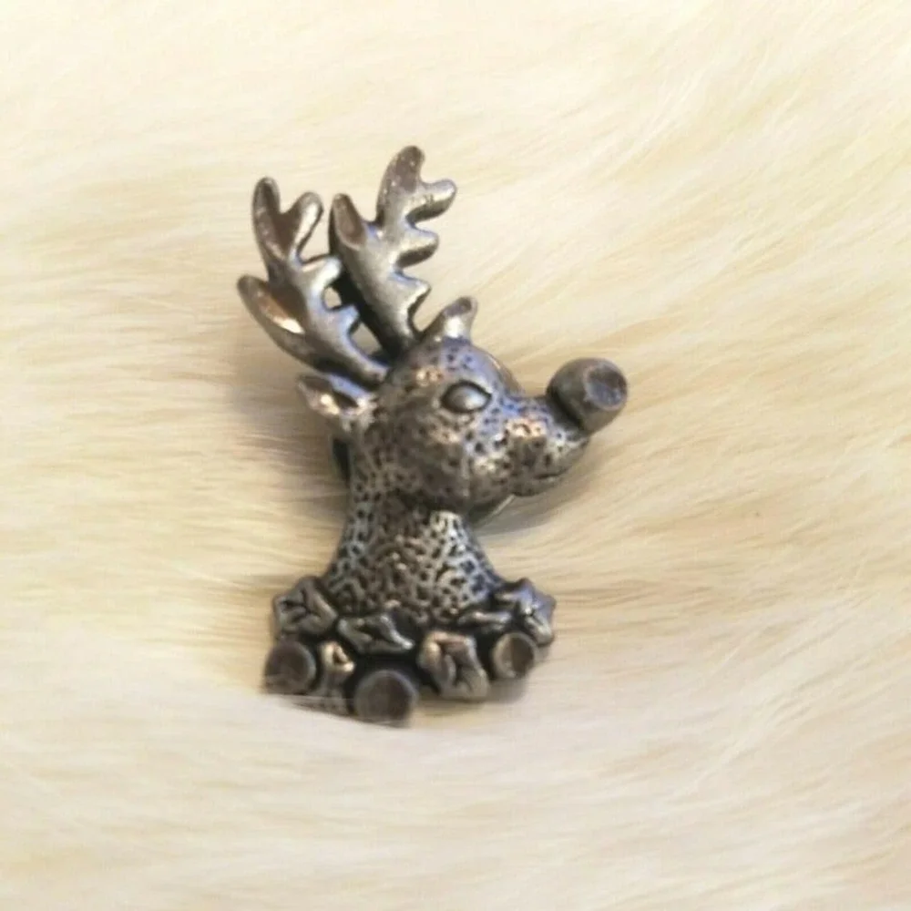 Vintage DM99 Reindeer Head Pin Pewter Brooch Christmas Rudolph Wreath 2685